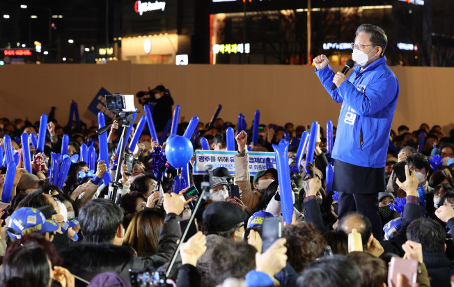▲더불어민주당 이재명 대선후보가 18일 광주시 동구 금남로 광주 5·18 민주광장에서 열린 광주 정신으로 미래를 열어주십시오' 광주 집중유세에서 지지를 호소하고 있다.  (연합뉴스)