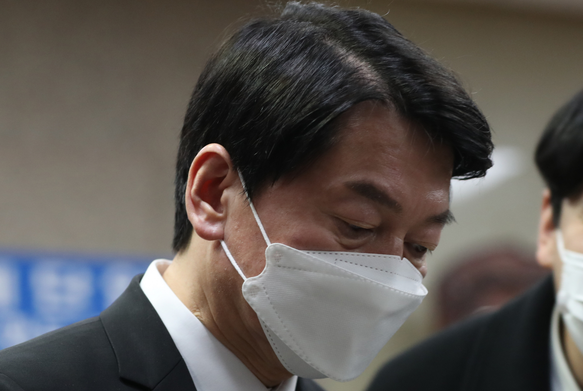 ▲국민의당 안철수 대선 후보가 17일 유세 버스 LED(발광다이오드) 전광판 전원 발전기 사고로 숨진 버스 기사 A씨의 빈소가 마련된 경남 김해시 지내동 김해전문장례식장을 방문, 조문 후 장례식장을 나서고 있다. (연합뉴스)