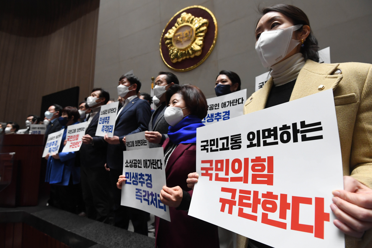 ▲맹성규 간사를 비롯한 더불어민주당 국회 예결위원들이 18일 오후 서울 여의도 국회 예결위회의장에서 긴급 기자회견을 열고 예결위 전체회의 속개를 촉구하고 있다. (연합뉴스)