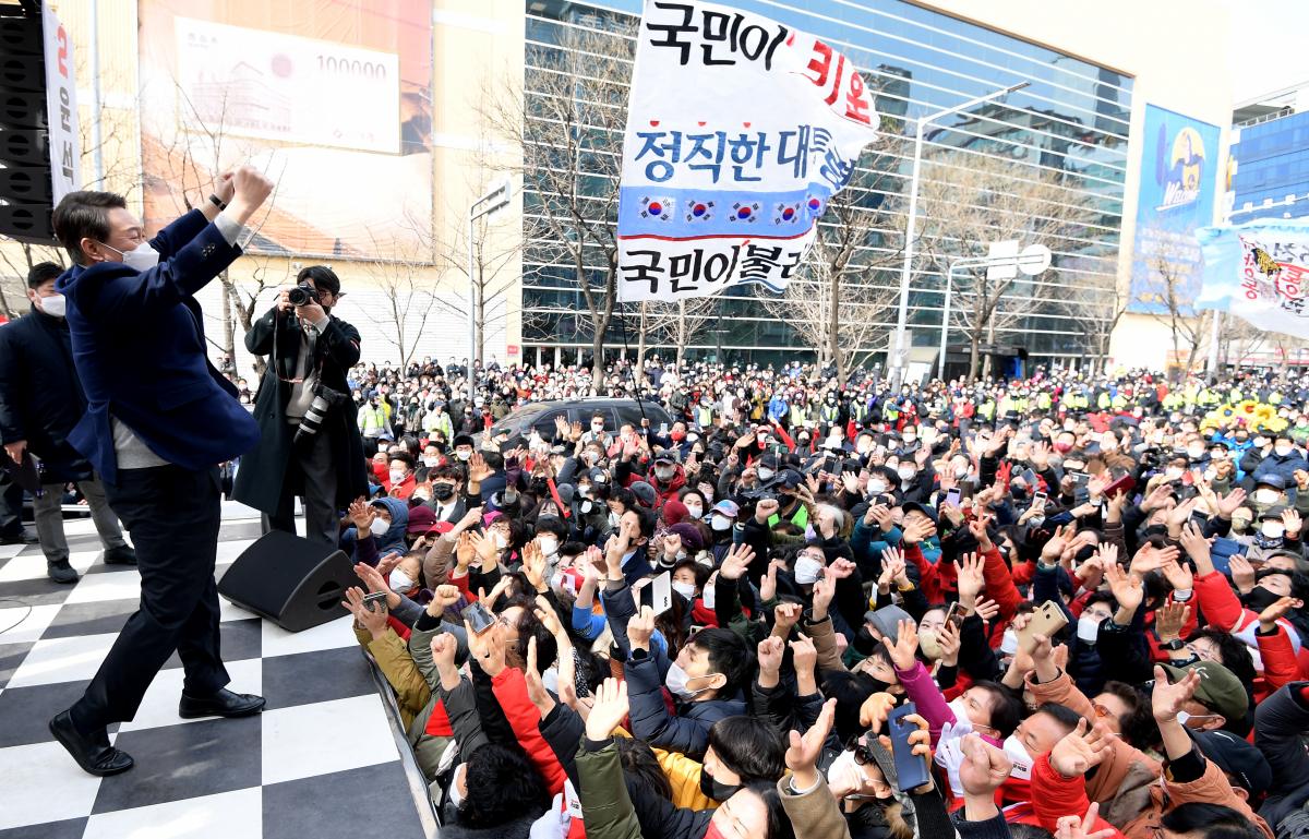 ▲윤석열 국민의힘 대선 후보가 19일 오전 경남 양산시 이마트 양산점 인근에서 열린 유세에서 '어퍼컷 세리머니'를 하고 있다. (연합뉴스)