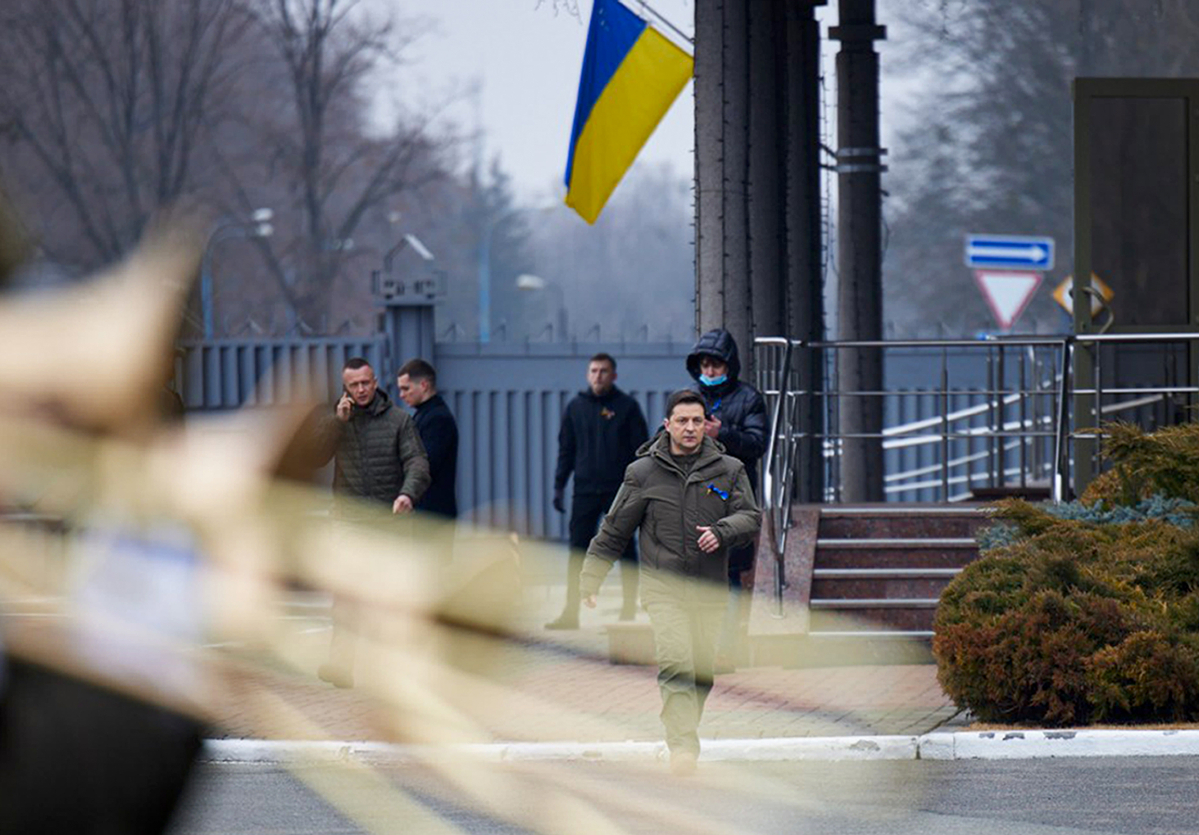 ▲볼로디미르 젤렌스키 우크라이나 대통령이 16일(현지시간) 도네츠크 지역 등을 방문 후 키예프 국제공항 인근에서 열린 '단결의 날'에 참석하기 위해 이동하고 있다. 키예프/AP뉴시스