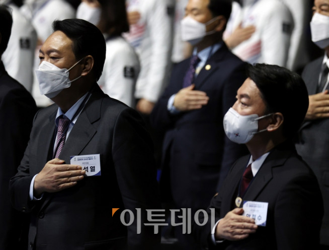 ▲윤석열 국민의힘 대선후보(왼쪽)와 안철수 국민의당 대선후보가 지난달 25일 오후 서울 송파구 올림픽홀에서 열린 2022 제24회 베이징 동계올림픽 선수단 결단식에 참석해 국민의례를 하고 있다. (국회사진취재단)