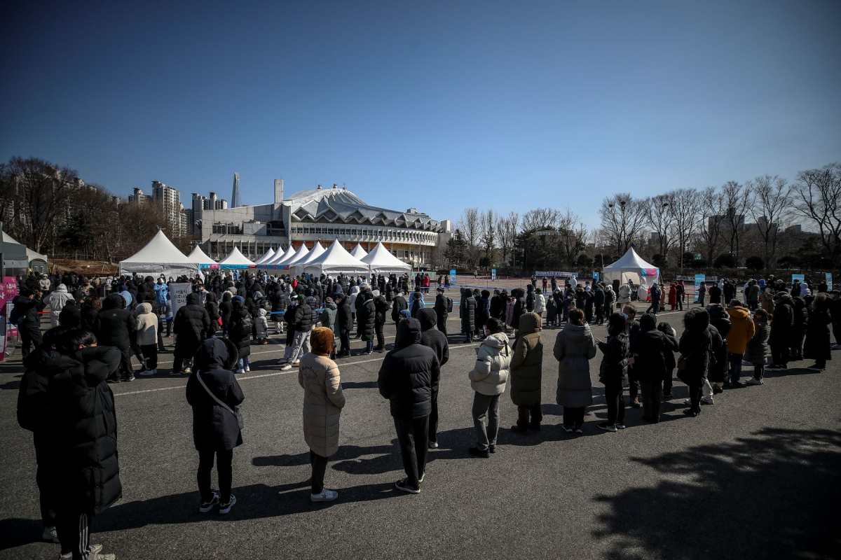 ▲국내 코로나19 신규 확진자가 10만4829명으로 사흘 연속 10만명대를 이어가고 있는 20일 오후 서울 송파구 잠실종합운동장 제2주차장 임시선별검사소를 찾은 시민들이 검사를 위해 줄 서 있다. (뉴시스)