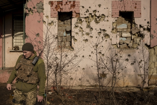 ▲우크라이나 동부 친러 분리주의 세력이 장악한 루간스크 지역에 있는 건물이 공격을 받았다.  (루간스크/AP연합뉴스)