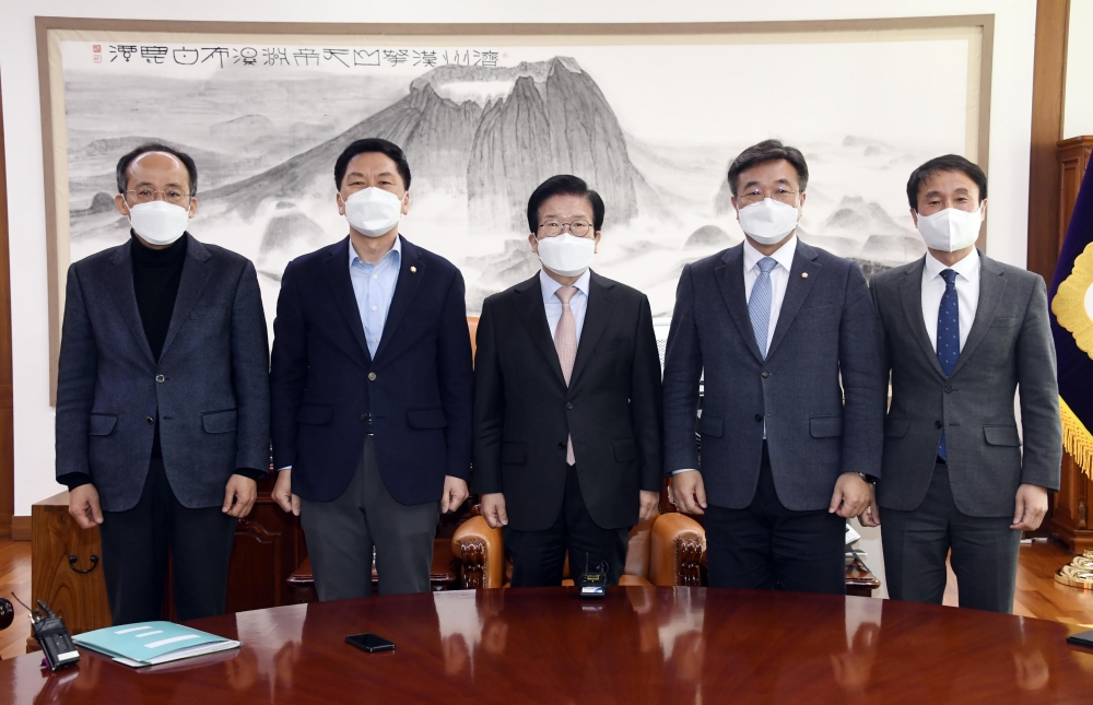 ▲윤호중 더불어민주당 원내대표와 김기현 국민의힘 원내대표가 박병석 국회의장 주재로 21일 여의도 국회의장실에서 추경안 본회의 처리 여부를 두고 회동하고 있다. 추경호 귝만위힘 원내수석부대표,(왼쪽부터) 김기현 국민의힘 원내대표, 박병석 국회의장, 윤호중 더불어민주당 원내대표, 한병도 원내수석부대표가 포즈를 취하고 있다. 신태현 기자 holjjak@ (이투데이DB)