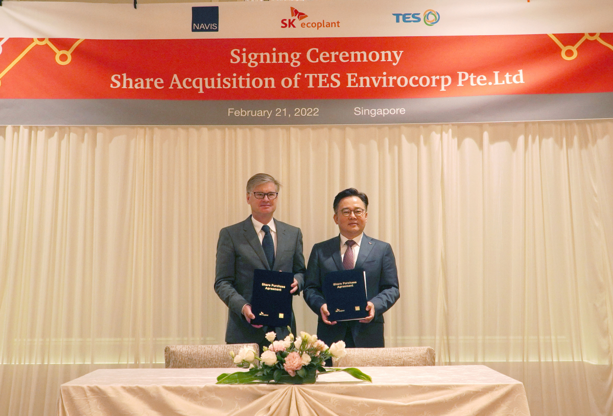 ▲박경일 SK에코플랜트 사장(오른쪽)이 주식매매계약 체결식에서 로드니 뮤즈 나비스 캐피탈 파트너스 매니징 파트너(왼쪽)와 기념 촬영을 하고 있다. (자료제공=SK에코플랜트)