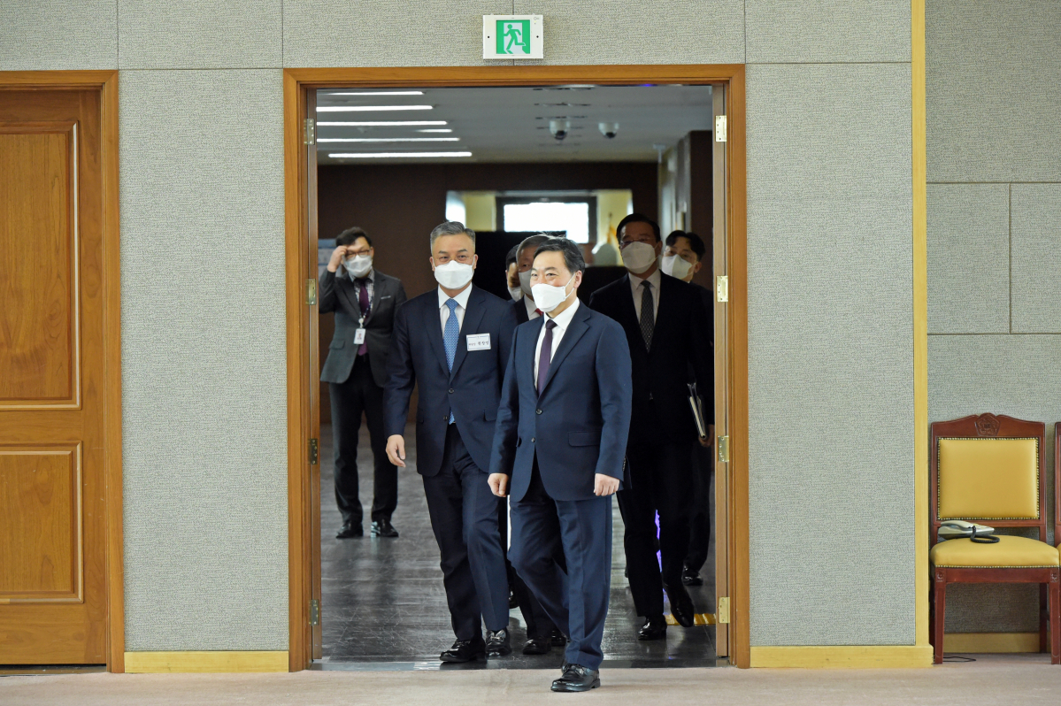 ▲김오수 검찰총장과 중대재해 자문위원회 위원들.  (사진제공=대검찰청)