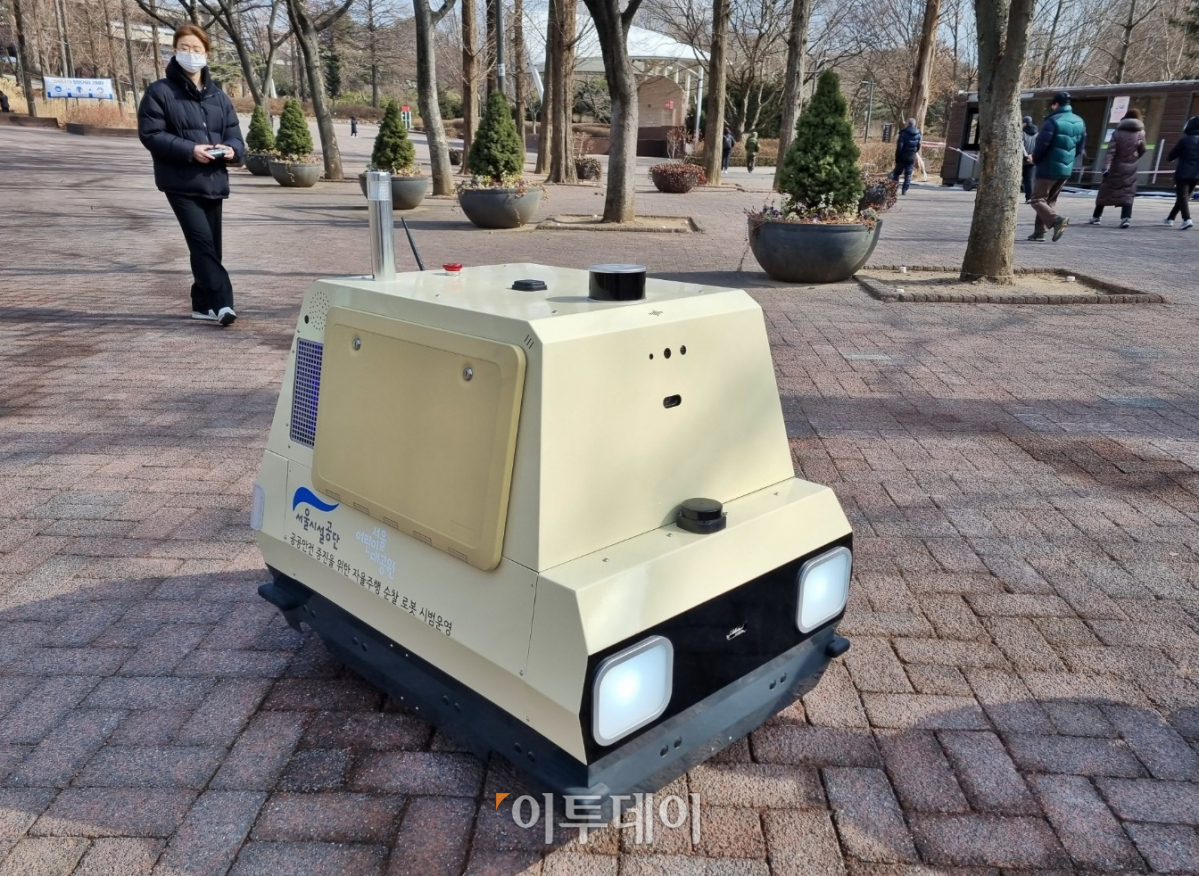 ▲21일 오후 서울 광진구 어린이대공원에서 자율주행 순찰 로봇이 시범운행을 하고 있다. 로봇은 공원 내에서 방범 순찰, 화재 감지, 자율 방역 등의 역할을 담당한다 (강문정 수습기자 kangmj@)