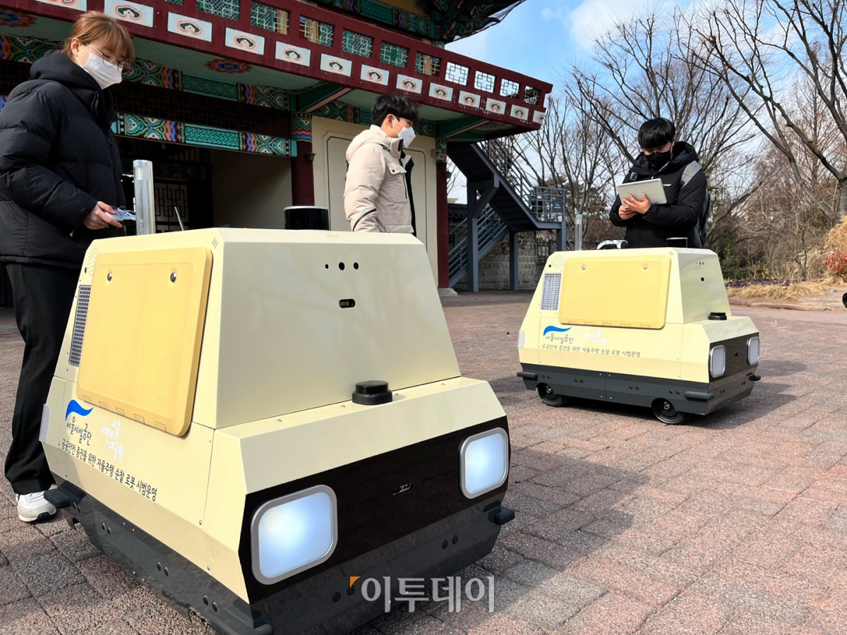 ▲21일 오후 서울 광진구 어린이대공원에서 '자율주행 순찰 로봇'이 시범운영에 들어간다. 관계자들이 로봇을 조작하고 있다. (홍인석 기자 mystic@)