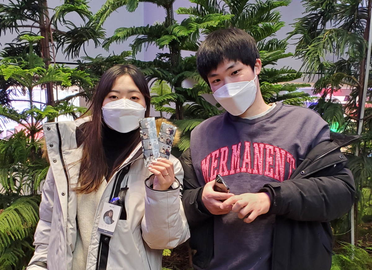 ▲탈출에 성공한 신입사원들이 네컷 기념사진을 들고 있다.  (이시온 수습기자 zion0304@)