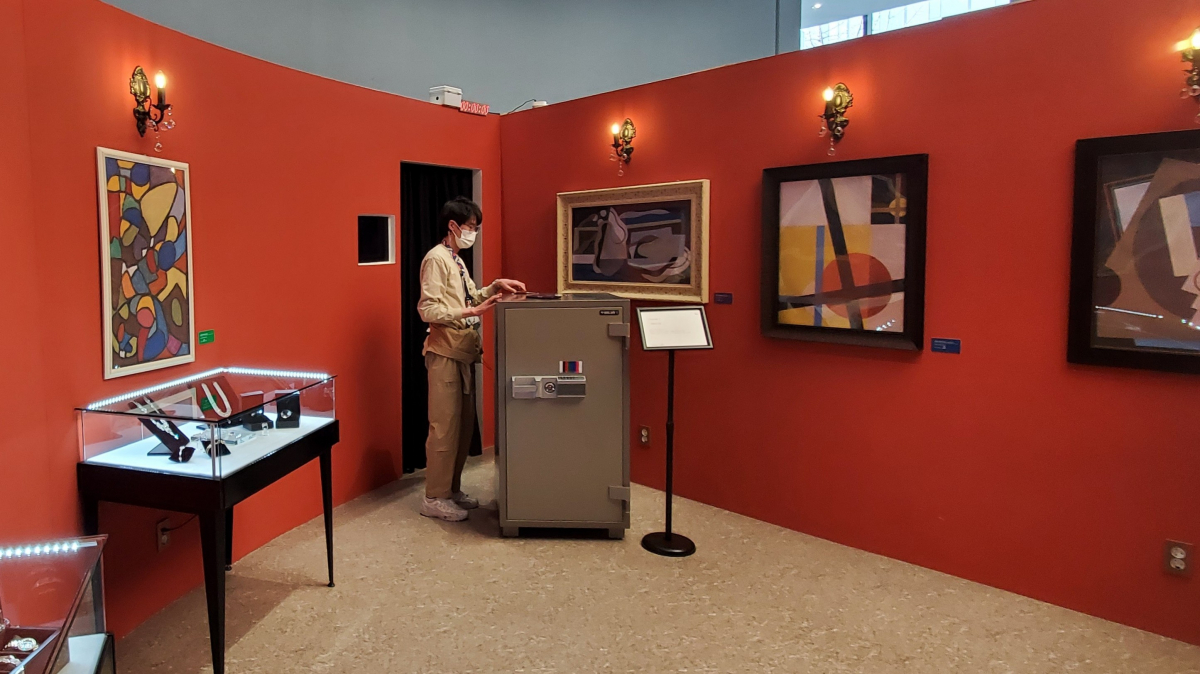 ▲울시 마포구 T팩토리에 있는 갤럭시S22ㆍ트레이서 체험존의 마지막 방에서 비밀금고와 마주했다. 체험존은 총 4단계로 진행된다.  (이시온 수습기자 zion0304@)