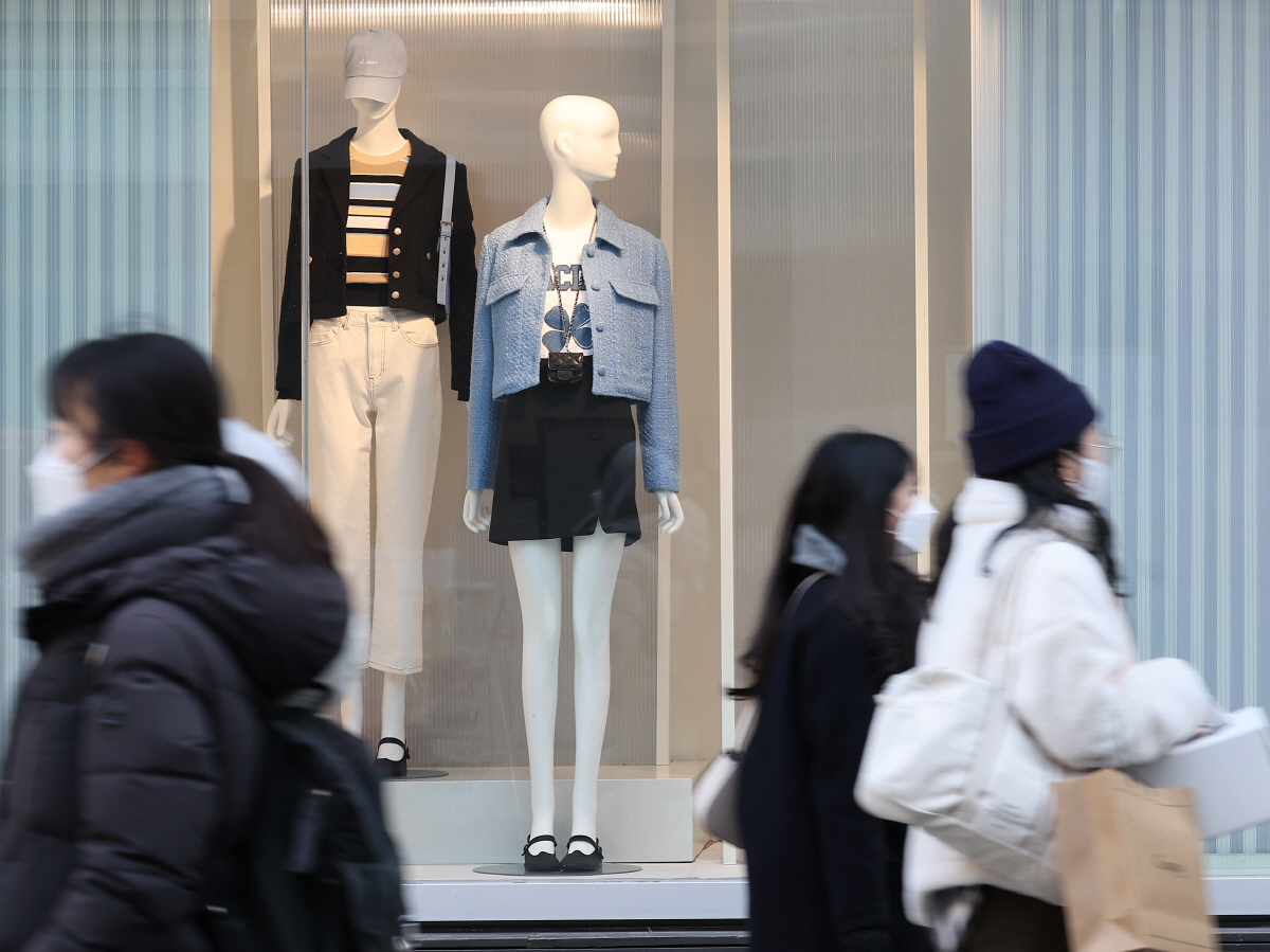 ▲(연합뉴스) 20일 서울 중구 명동에서 시민들이 쇼윈도 앞을 지나고 있다.