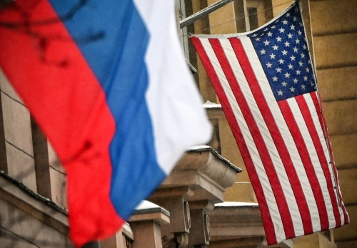 ▲러시아 모스크바에 위치한 미국 대사관 앞에 양국의 국기가 걸려 있다. 모스크바/AFP연합뉴스
