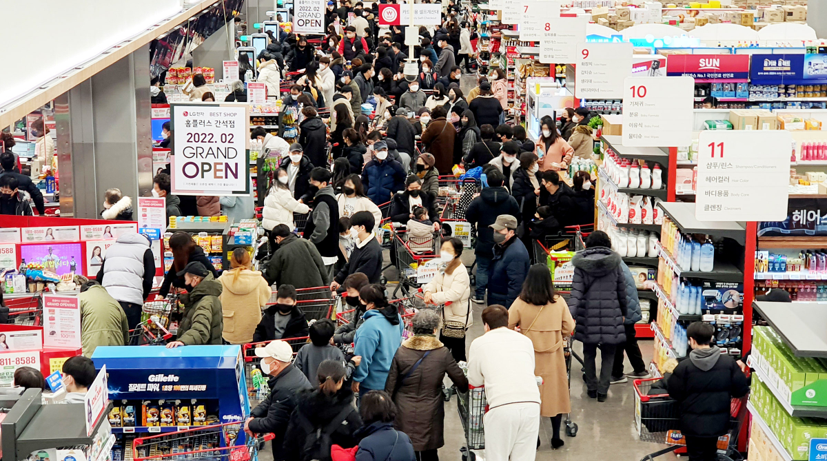 ▲19일 홈플러스 메가 푸드 마켓 간석점 계산대에 고객이 몰려 있다.   (사진제공=홈플러스)