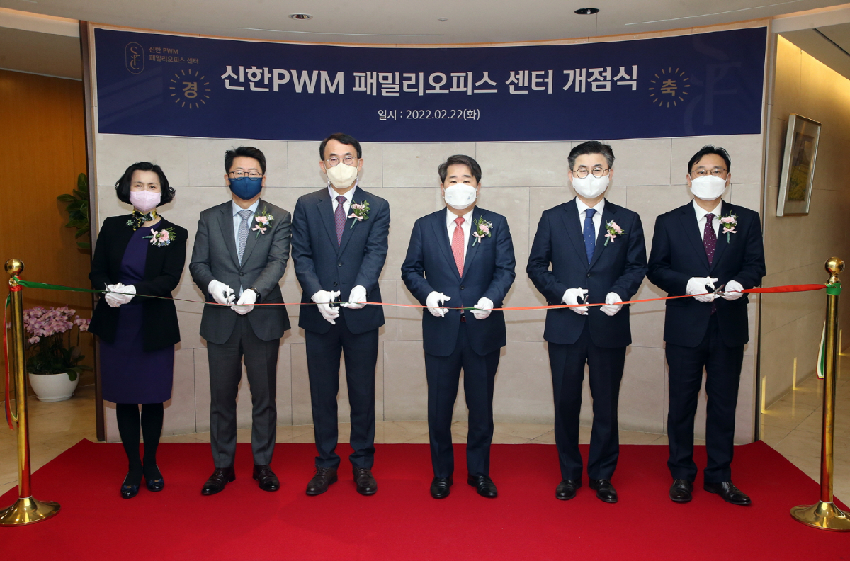 ▲신한금융은 22일 신한PWM 패밀리오피스센터(SFC) 개점 행사를 개최했다. 이날 행사에서 참석자들이 커팅식 및 기념촬영을 하고 있다.(사진 왼쪽부터 신한PWM 패밀리오피스 서울센터 정성희 지점장, 신한금융투자 이병열 IPS그룹장, 신한금융그룹 정근수 GIB그룹장, 신한금융그룹 안효열 WM그룹장, 신한은행 홍석영 투자상품그룹장, 신한PWM 패밀리오피스 서울센터 최갑수 센터장) (사진= 신한금융그룹)