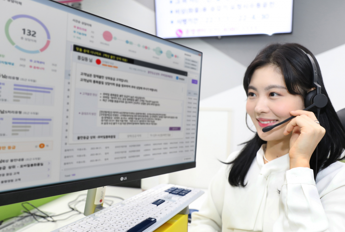 ▲LG유플러스 상담사가 고객케어플러스를 통해 고객 응대 내역을 확인하고 있다. (사진제공=LG유플러스)