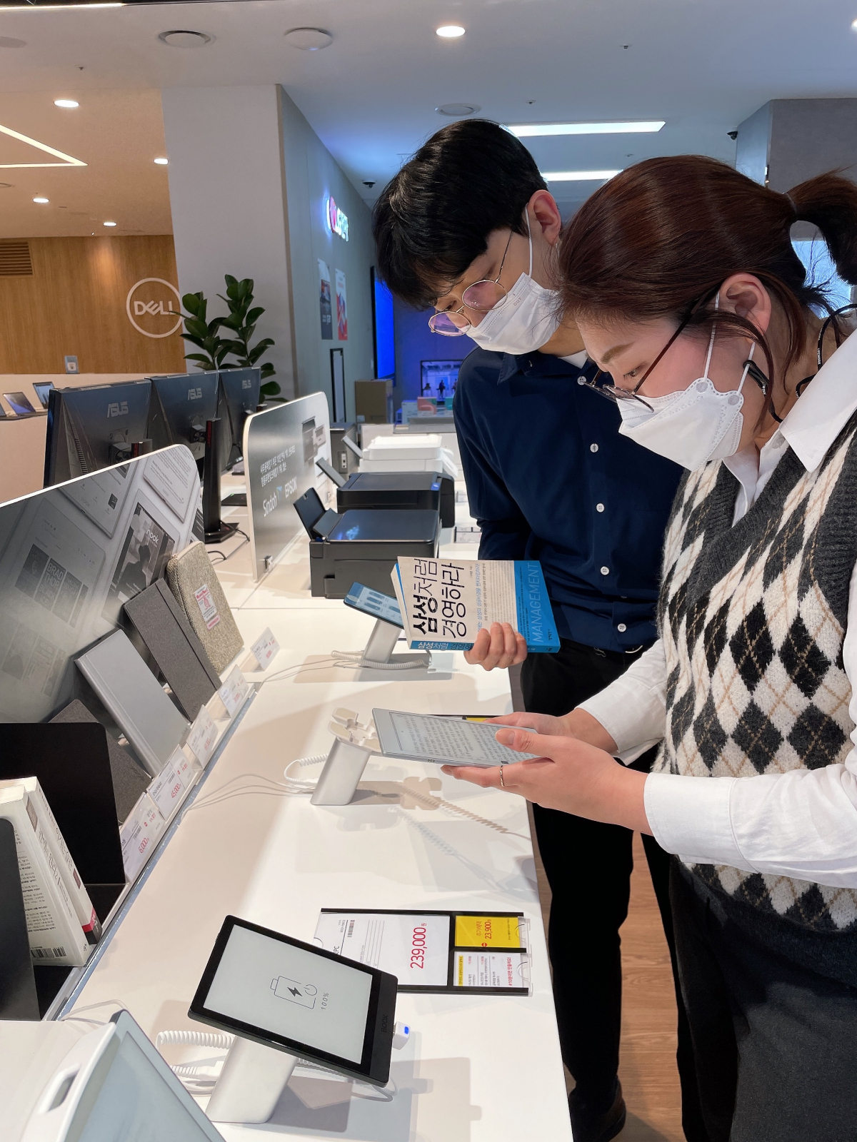 ▲전자랜드 파워센터 용산IT점에서 고객들이 이북 리더기를 살펴보고 있다.  (사진제공=전자랜드)