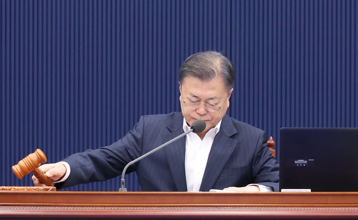 ▲<YONHAP PHOTO-1792> 영상국무회의 주재하는 문재인 대통령 (서울=연합뉴스) 안정원 기자 = 문재인 대통령이 22일 청와대 여민관에서 영상국무회의를 주재하고 있다. 2022.2.22 jeong@yna.co.kr/2022-02-22 10:45:35/<저작권자 ⓒ 1980-2022 ㈜연합뉴스. 무단 전재 재배포 금지.>