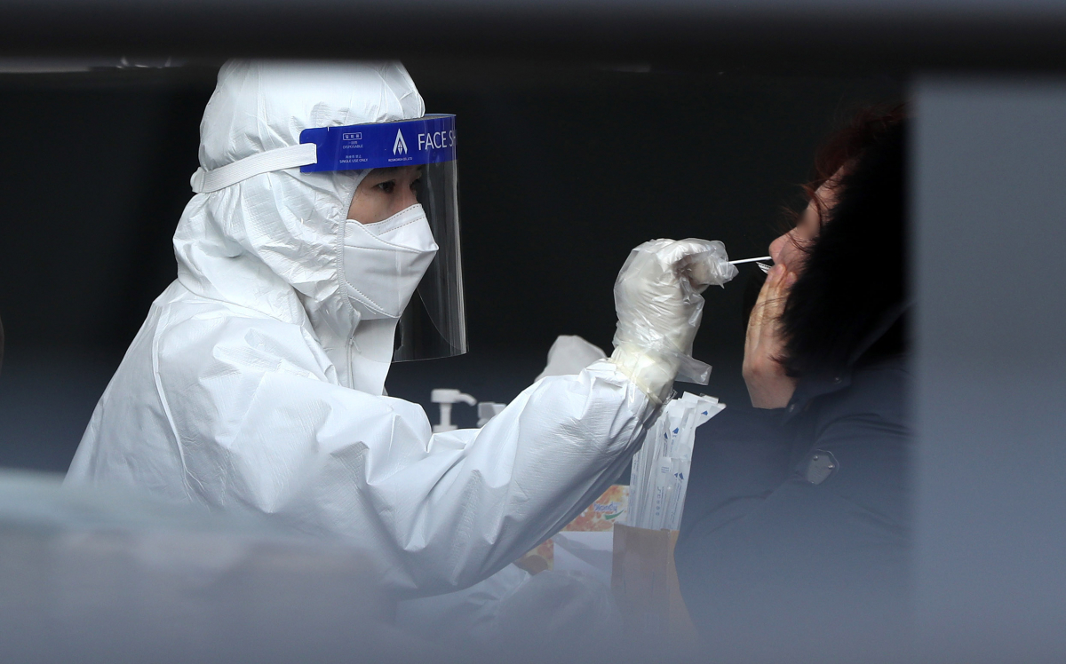 ▲22일 오전 서울 중구 서울역광장 임시선별검사소에서 의료진이 코로나19 신속항원검사를 하고 있다.  (뉴시스)