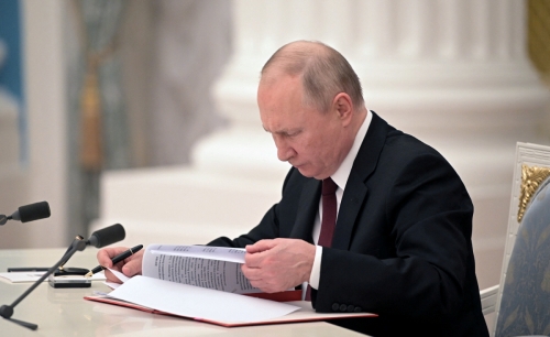 ▲블라디미르 푸틴 러시아 대통령이 21일(현지시간) 크렘린궁에서 서류에 사인하고 있다. 모스크바/로이터연합뉴스
