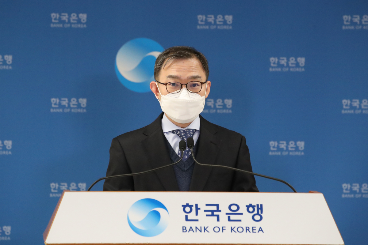 ▲송재창 한국은행 경제통계국 금융통계팀장이 22일 오전 서울 중구 한국은행에서 2021년 4/4분기 가계신용(잠정)의 주요 특징을 설명하고 있다.
 (한국은행)