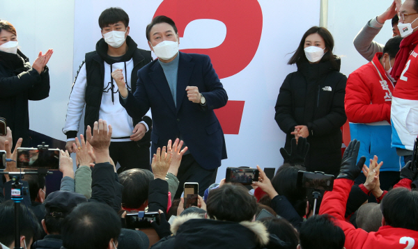 ▲국민의힘 윤석열 대선 후보가 22일 오전 충남 당진시 당진전통시장에서 유세하며 어퍼컷 세리머니를 하고 있다.  (공동취재단)