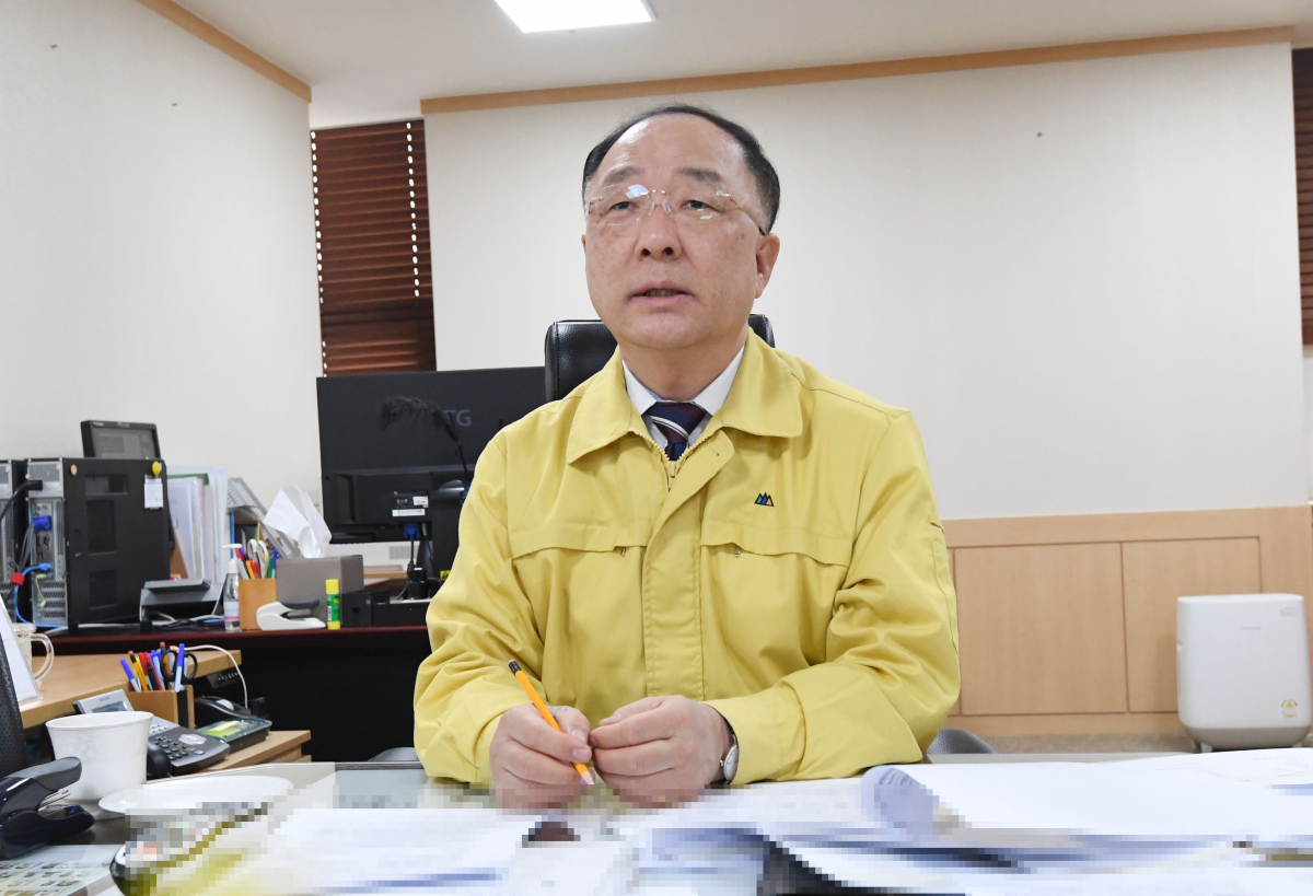 ▲홍남기 경제부총리 겸 기획재정부 장관이 2월 22일 서울 광화문 정부서울청사에서 화상으로 기획재정부 확대간부회의를 주재하고 있다. (사진제공=기획재정부)