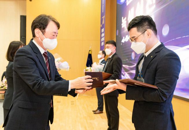 ▲권준학 은행장(왼쪽)이 NH BANK 마스터스상 수상자들에게 축하 꽃다발과 상을 수여했다. (사진제공=NH농협은행)