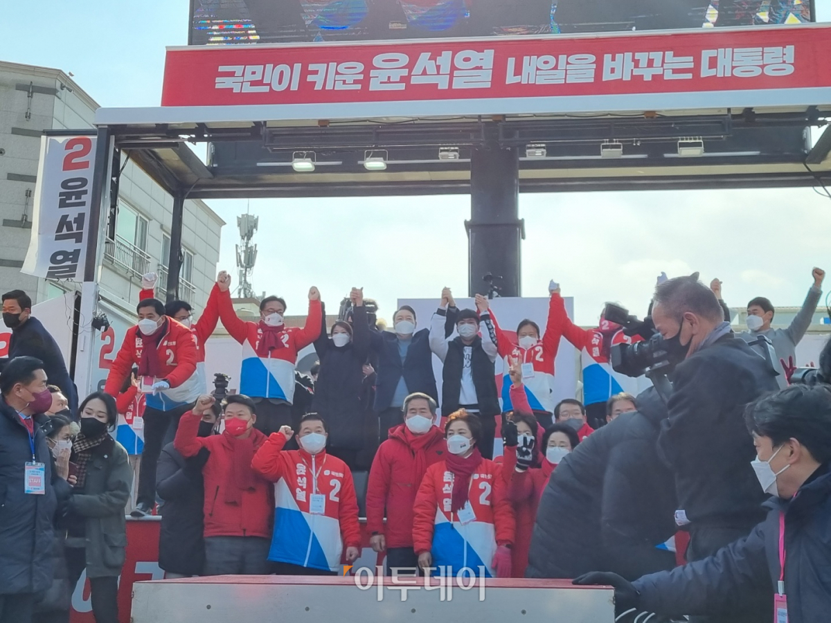 ▲윤석열 국민의힘 대선 후보가 22일 오전 충남 당진에서 유세 후 기념촬영을 하고 있다. (박준상 기자 jooooon@)