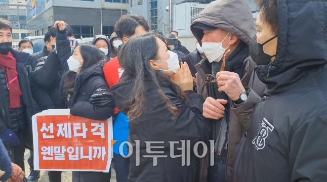 ▲22일 윤석열 국민의힘 대선 후보의 홍성 내포신도시 유세 전 대학생 진보 단체들과 윤 후보 지지자들이 충돌하고 있다. (박준상 기자 jooooon@)