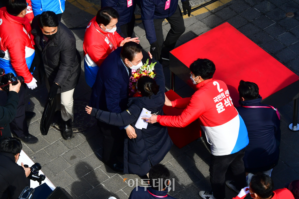 ▲윤석열 국민의힘 대선 후보가 22일 오후 충남 서산시 읍내동에서 열린 유세에 참석하며 화동과 포옹하고 있다. (공동사진취재단)