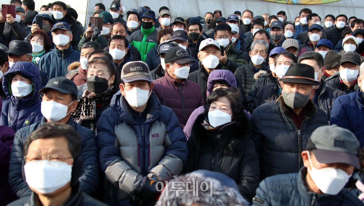 ▲22일 오후 충남 보령시 보령문화의전당에 모인 시민들이 윤석열 국민의힘 대선 후보의 유세를 지켜보고 있다. (공동사진취재단)