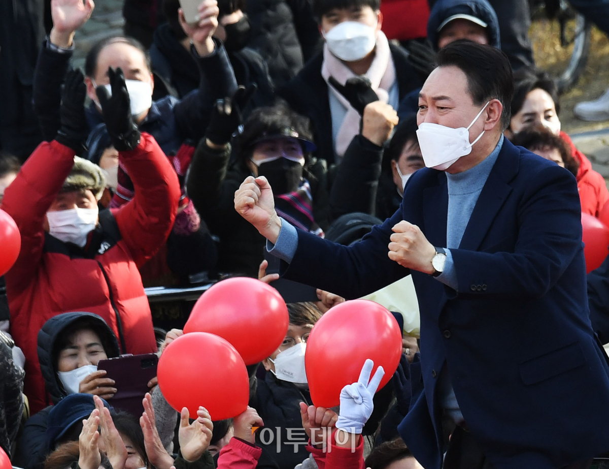 ▲윤석열 국민의힘 대선 후보가 22일 오후 충남 보령시 보령문화의전당 앞에서 유세하고 있다. (공동사진취재단)
