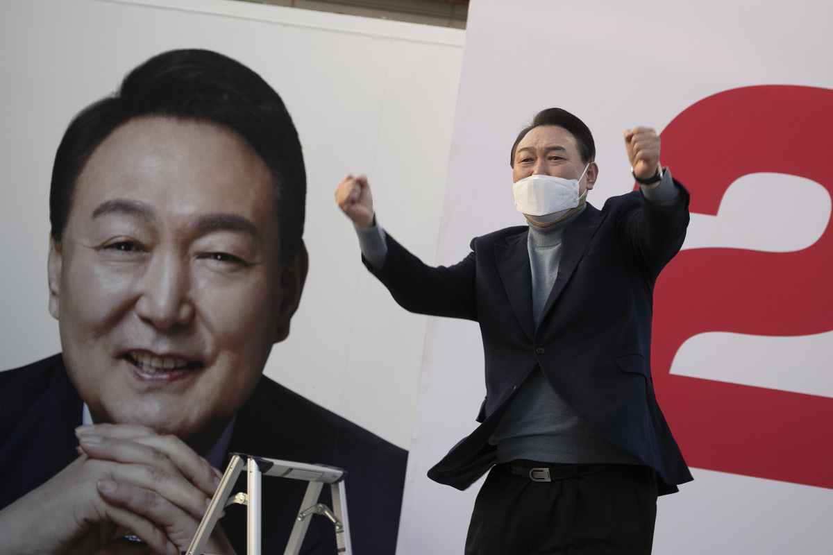 ▲ 윤석열 국민의힘 대선 후보가 22일 전북 군산 신영동 군산공설시장에서 시민들을 향해 지지를 호소하고 있다. (뉴시스)