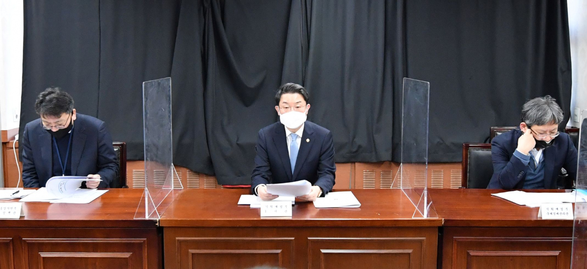 ▲이억원 기획재정부 1차관이 23일 서울 광화문 정부서울청사에서 '우크라이나 사태 비상대응 태스크포스(TF) 회의'를 주재하고 모두발언을 하고 있다. (사진제공=기획재정부)