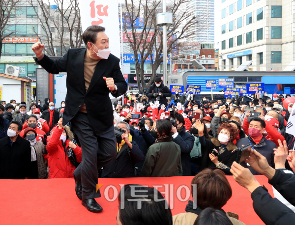 ▲윤석열 대선 후보가 23일 오후 전남 목포시 목포역 광장에서 열린 '국민이 키워주신 윤석열, 목포의 눈물을 닦아드리겠습니다' 유세에서 어퍼컷 세레머니를 하고 있다.  (공동취재단)