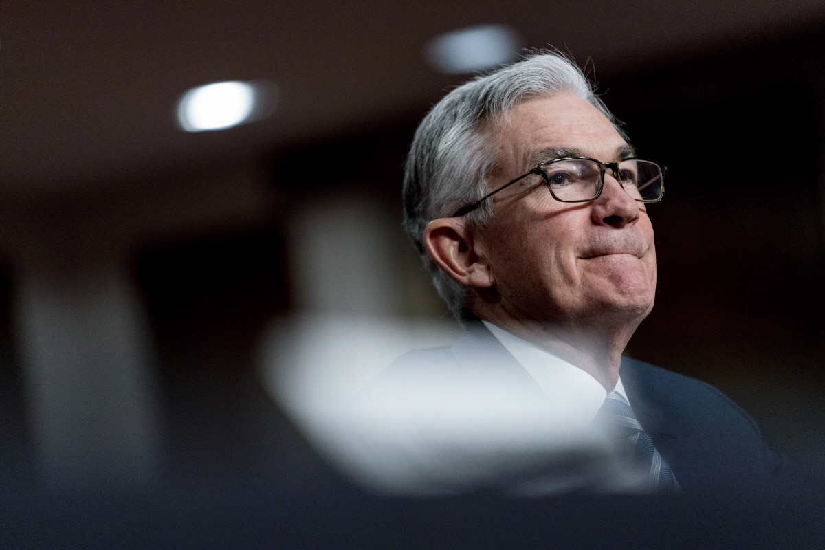 ▲제롬 파월 미국 연방준비제도(Fed·연준) 의장이 지난해 11월 30일(현지시간) 상원 은행위원회 청문회에 출석해 발언을 준비하고 있다. 워싱턴D.C./AP뉴시스