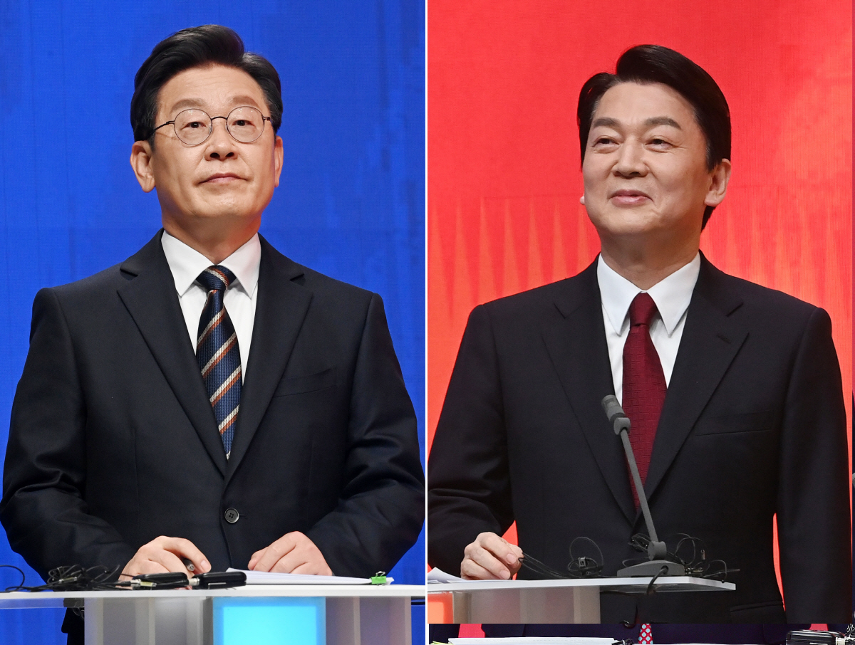 ▲이재명 더불어민주당 대선 후보(왼쪽)와 안철수 국민의당 대선 후보가 21일 오후 서울 마포구 MBC 미디어센터 공개홀에서 열린 중앙선거방송토론위원회 주관 제20대 대통령선거 후보 초청 1차 토론회에서 토론을 준비하고 있다. (연합뉴스)
