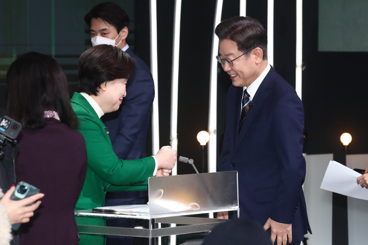 ▲심상정 정의당 대선 후보(왼쪽)와 이재명 더불어민주당 대선 후보(오른쪽)가 지난 3일 오후 서울 여의도 KBS 공개홀에서 열린 방송 3사 합동 초청 ‘2022 대선후보 토론’에 앞서 인사를 나누고 있다. (연합뉴스)
