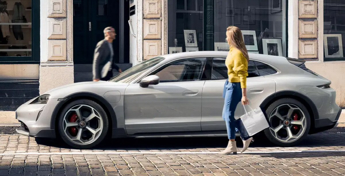 ▲포르쉐 차주가 차량에 탑승하고 있다. 출처 포르쉐 홈페이지