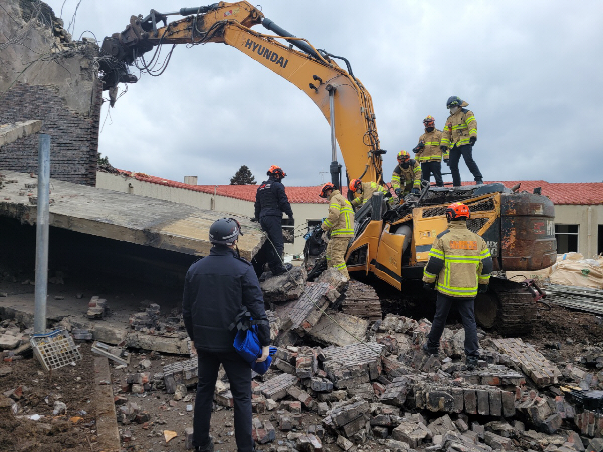 ▲23일 제주대 기숙사 신축 공사 현장에서 기존 건물 철거 작업 중 굴삭기가 떨어진 구조물에 깔리는 사고가 발생했다. (연합뉴스)