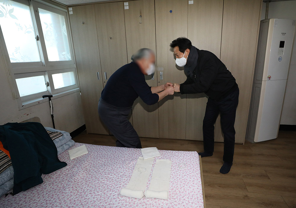 ▲오세훈 서울시장이 2일 노숙인생활시설인 서울 은평구 시립은평의마을을 찾아 시설을 둘러보며 입소자와 인사 나누고 있다.  (뉴시스)