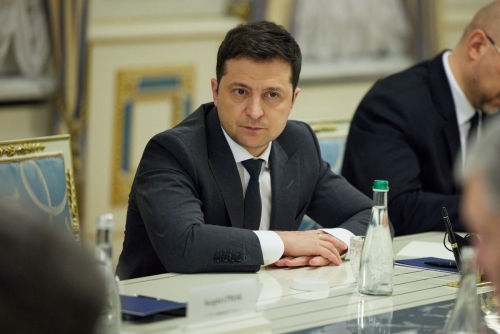 ▲볼로디미르 젤렌스키 우크라이나 대통령이 22일(현지시간) 회의를 하고 있다. 키예프/로이터연합뉴스
