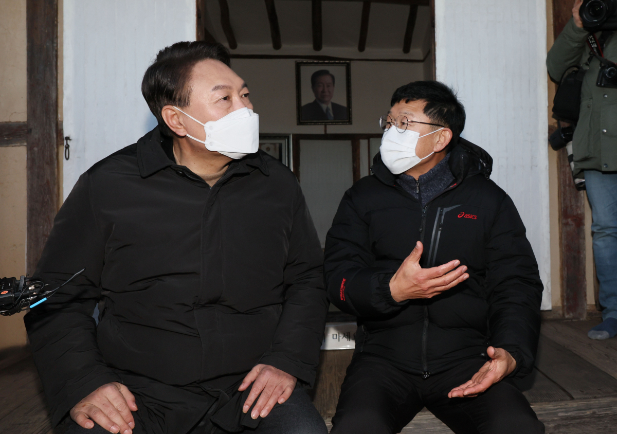 ▲윤석열 국민의힘 대선 후보가 23일 오후 전남 신안군 하의도 김대중 전 대통령 생가를 방문해 해설사의 설명을 듣고 있다. (연합뉴스)