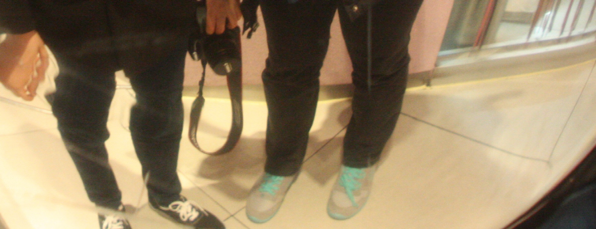 ▲누리꾼이 곽윤기의 인스타그램 속 여성의 신발이 자신의 신발이라고 주장하며 제시한 사진. (커뮤니티 캡처)
