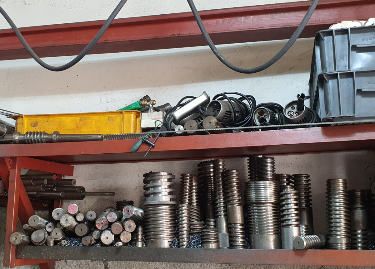 ▲23일 특수 부품을 만드는 삼경정밀 가게 안으로 들어가자 나사들이 일렬로 정리돼 있었다. (정영인 수습기자 oin@)