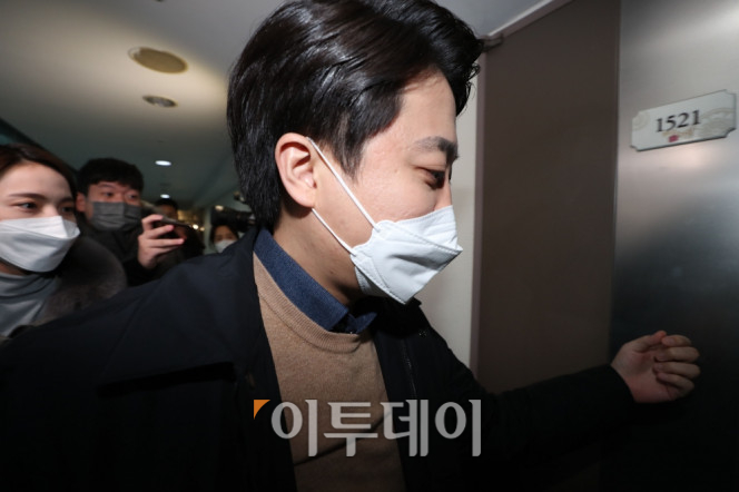 ▲이준석 국민의힘 대표가 지난달 10일 서울 종로구의 한 오피스텔에 위치한 김종인 전 국민의힘 총괄선대위원장의 사무실로 향하고 있다. 신태현 기자 holjjak@ (이투데이DB)