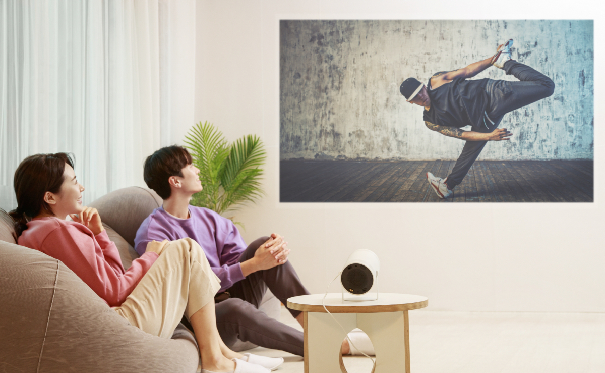 ▲삼성전자 모델이 실내와 야외에서 자유롭게 사용 가능한 포터블 스크린 '더 프리스타일'을 선보이고 있다. (사진제공=삼성전자)