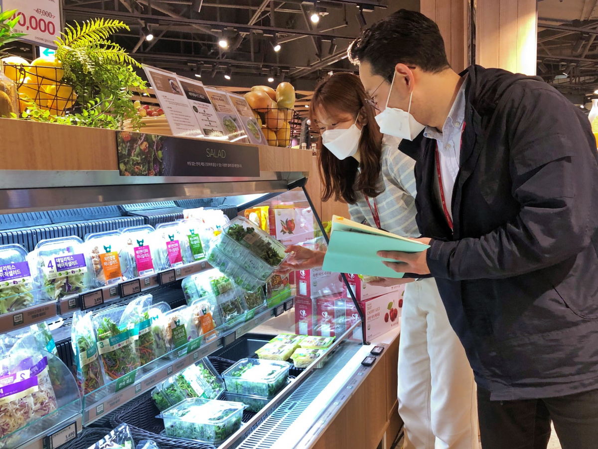 ▲서울 송파구 신천동에 있는 롯데프리미엄푸드마켓 잠실점에서 MZ세대 MD와 MZ팀 팀원이 함께 샐러드 코너에서 상품을 살펴보고 있다. (사진제공=롯데슈퍼)
