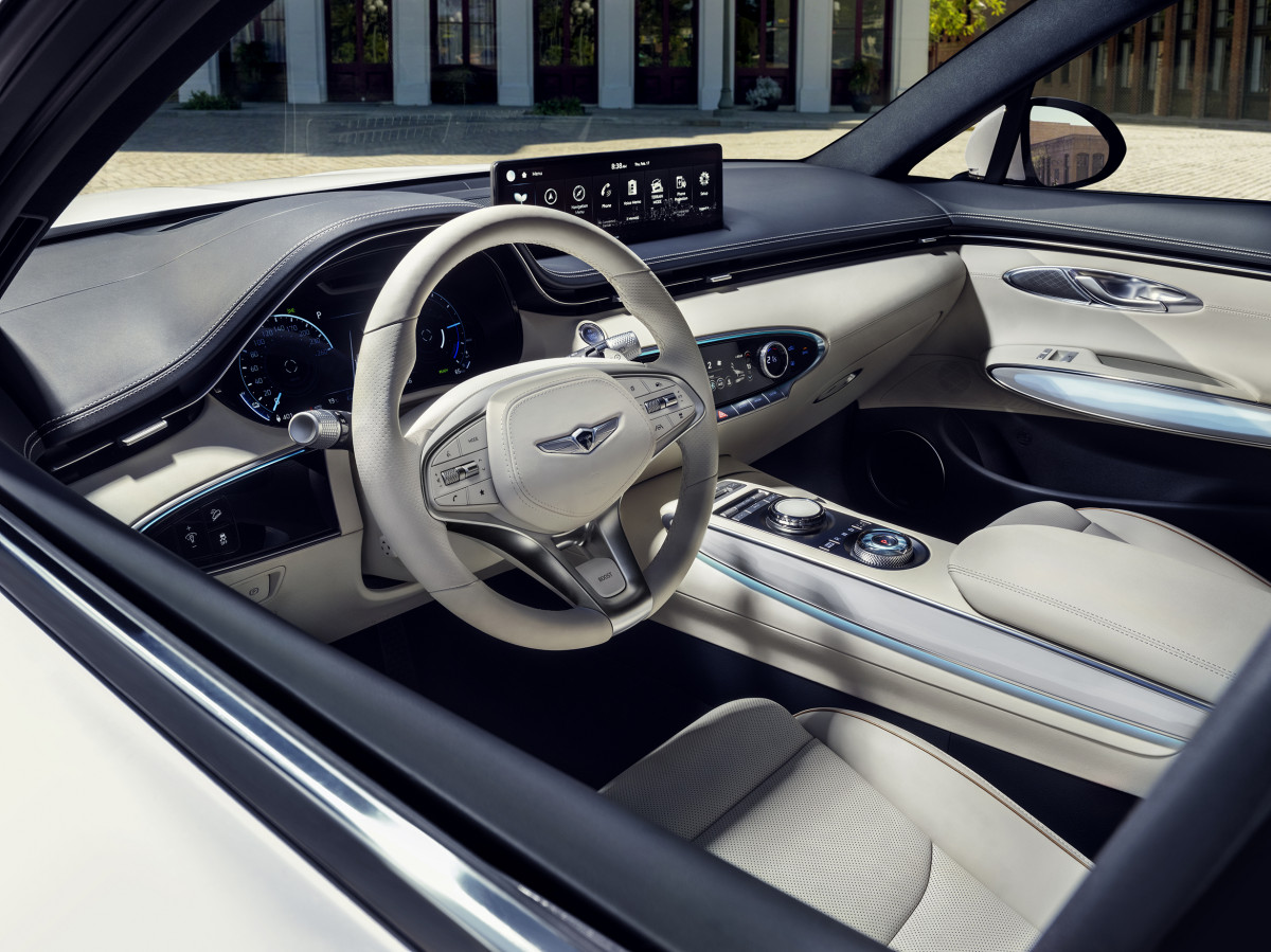 ▲이 시대 현대차그룹이 지닌 첨단 편의 사양을 모두 갖췄다. 브랜드에서는 처음으로 전기 모터의 토크를 조절, 노면 상태에 따라 최적의 주행성능을 낼 수 있는 'e-터레인' 기능을 갖췄다.  (사진제공=제네시스)